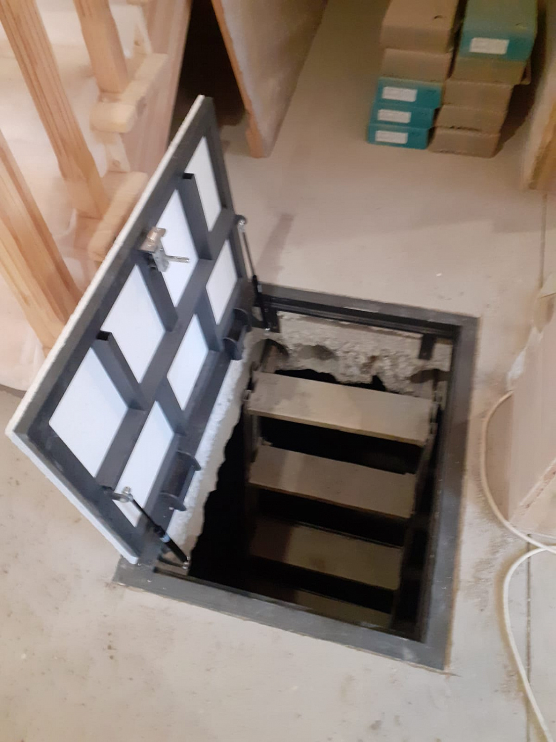 Напольный люк под плитку и керамогранит П1200х800 самоподъемный с газовыми амортизаторами "Невидимый"