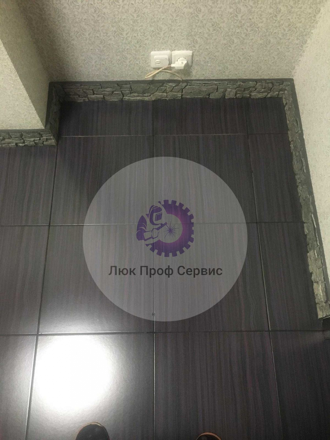 Напольный люк под плитку и керамогранит П700х700 самоподъемный с газовыми амортизаторами "Невидимый"
